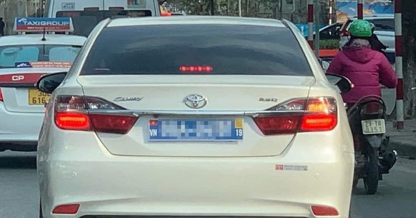Hình ảnh chiếc ôtô mang biển số xe có quốc kỳ vả mã QR được lan truyền trên mạng xã hội