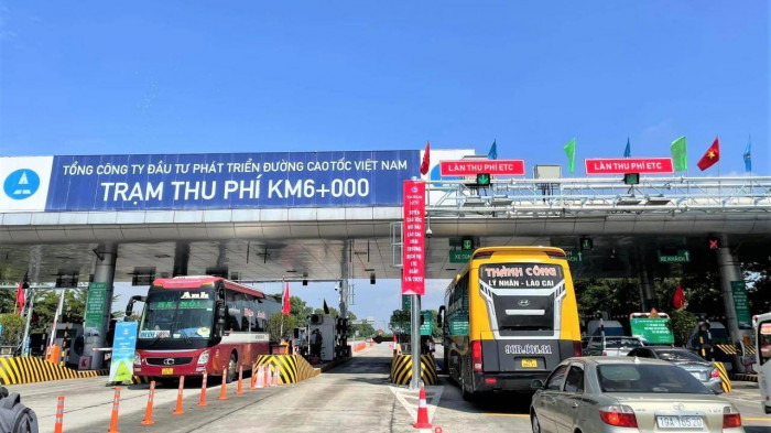 Ngày đầu tiên chỉ có thu phí không dừng trên cao tốc Nội Bài - Lào Cai đã phát sinh nhiều lỗi gây ùn tắc giao thông