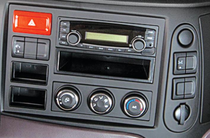 Radio, máy nghe nhạc và cụm điều khiển hệ thống điều hoà