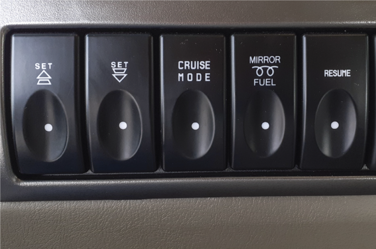 Chế độ Cruise Control hỗ trợ tài xế điều khiển ga tự động (theo mức tốc độ đã cài) sử dụng trên đường trường hoặc cao tốc và tăng giảm tuỳ chỉnh