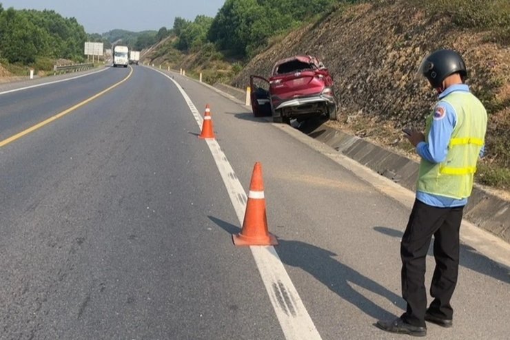 Hàng loạt ô tô vỡ lốp do mặt đường cao tốc Cam Lộ - La Sơn nóng 63 độ C
