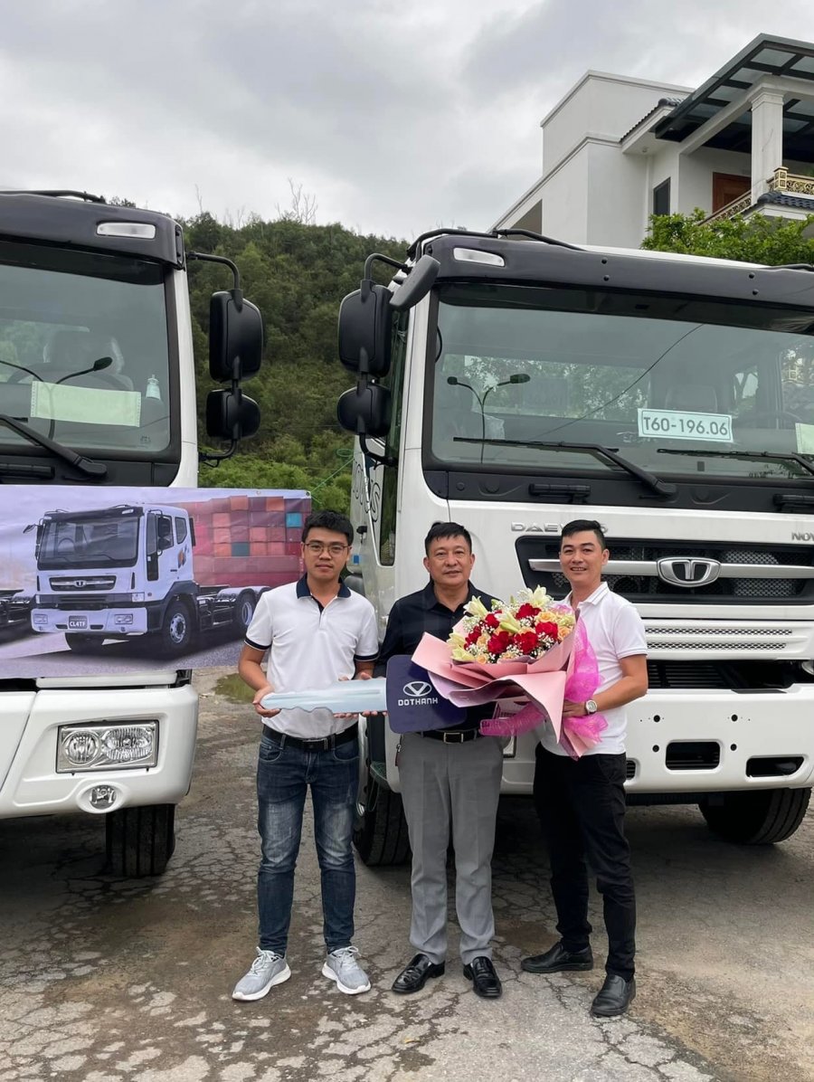 Đại diện đại lý Đô Thành Đà Nẵng trao hoa trong lễ bàn giao lô 5 xe đầu kéo Daewoo CL4TF cho Cty TNHH vận tải Bảo Phát