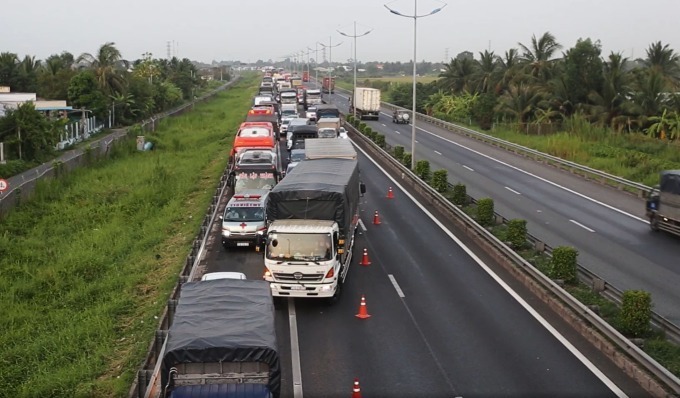 Kẹt xe kéo dài trên cao tốc TP HCM - Trung Lương do tai nạn giao thông. Ảnh: Nam An