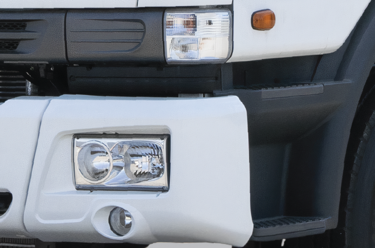 The front light cluster is equipped with size lamps